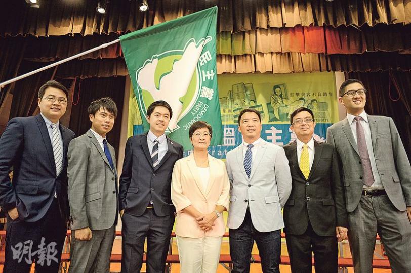 民主黨昨宣布派出8張名單出選立法會,黃碧雲、胡志偉及涂謹申(右四至右二)競逐連任,尹兆堅(左一)、許智峯(左三)及林卓廷(右一)則首次排直選名單首位出戰,鄺俊宇(左二)則出選「超級區議會」。參選批發及零售界的區諾軒昨因要事身處外地,未能出席誓師大會。(鍾林枝攝) 民主黨昨宣布派出8張名單出選立法會,黃碧雲、胡志偉及涂謹申(右四至右二)競逐連任,尹兆堅(左一)、許智峯(左三)及林卓廷(右一)則首次排直選名單首位出戰,鄺俊宇(左二)則出選「超級區議會」。參選批發及零售界的區諾軒昨因要事身處外地,未能出席誓師大會。(鍾林枝攝)