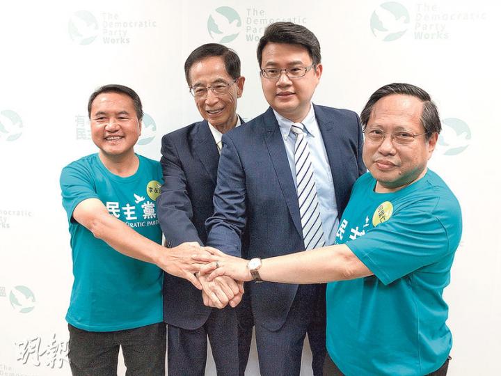 曾經喺上屆或今屆區議會落敗嘅民主黨尹兆堅（右二）、何俊仁（右一）同李永達（左一），依次序合組名單出戰立法會新界西直選，噚日誓師大會就搵埋創黨主席李柱銘（左二）合照打氣。（梁智康攝）印度裔藝人喬寶寶（左）幫經民聯梁美芬（右）站台，佢話認同梁對來港南亞裔難民嘅睇法，希望對方幫手解決「假難民」問題。（馮凱鍵攝）