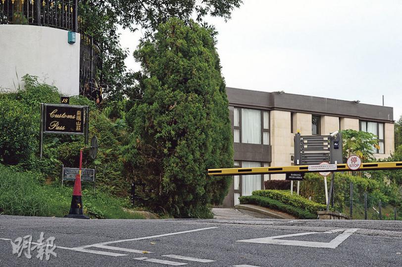 著名證券分析師陸東位於飛鵝山莊的物業涉僭建2000平方呎平台。陸東旗下公司沛日發展有限公司於2007年購入該物業，當時售價為6400萬元。飛鵝山莊為本港著名豪宅，建於1976年，共有12幢獨立屋。（鍾林枝攝）