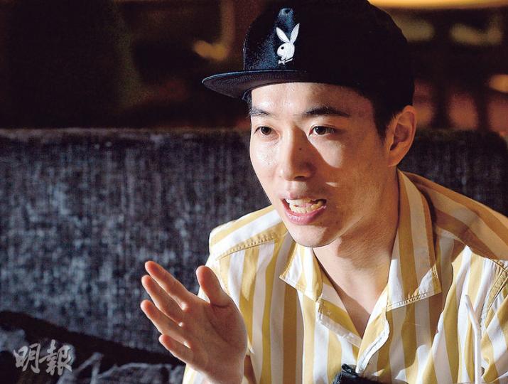 筆華棋表示,有富二代朋友讀完其首本長篇小說《賺錢買維他奶》後,認為故事說出其心聲,繼而勇於尋求突破,令筆華棋很有滿足感。(劉焌陶攝) 筆華棋表示,有富二代朋友讀完其首本長篇小說《賺錢買維他奶》後,認為故事說出其心聲,繼而勇於尋求突破,令筆華棋很有滿足感。(劉焌陶攝)