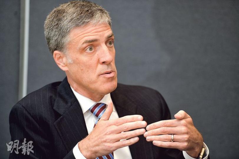 Jonathan Curtis透露,他挑選科技股時十分重視商業模式,目前看好在互聯網平台擁有眾多用戶的科技股,如亞馬遜、Alphabet(Google母公司)及微軟。(黃志東攝) Jonathan Curtis透露,他挑選科技股時十分重視商業模式,目前看好在互聯網平台擁有眾多用戶的科技股,如亞馬遜、Alphabet(Google母公司)及微軟。(黃志東攝)