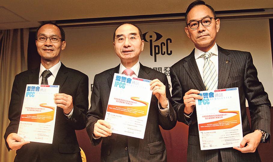 監警會委託港大做的調查顯示,受訪市民對監警會的信任度為4年來最低。監警會主席郭琳廣(中)認為,監警會須顧及法律角色及職能,保持「獨立公平公正」,以致「兩面不討好」。左為港大民意研究計劃總監鍾庭耀,右為監警會副秘書長(行動)梅達明。(林俊源攝)歐先生(圖)為中度智障及患自閉症的弟弟奔波14個月,慨嘆過程中的折騰不及事發時見證弟弟被羈留時般難過,慶幸最終討回公道。(林俊源攝) 監警會委託港大做的調查顯示,受訪市民對監警會的信任度為4年來最低。監警會主席郭琳廣(中)認為,監警會須顧及法律角色及職能,保持「獨立公平公正」,以致「兩面不討好」。左為港大民意研究計劃總監鍾庭耀,右為監警會副秘書長(行動)梅達明。(林俊源攝)歐先生(圖)為中度智障及患自閉症的弟弟奔波14個月,慨嘆過程中的折騰不及事發時見證弟弟被羈留時般難過,慶幸最終討回公道。(林俊源攝)