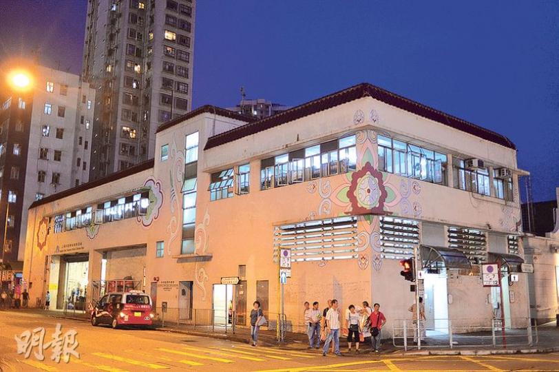 因應油麻地戲院第二期發展,油麻地上海街垃圾收集站及上層的露宿者之家(圖)需要重置,政府提出改善方案,包括新建垃圾站及露宿者之家中間,將有兩層分隔等,惟立法會財委會昨日否決方案,令重置無期。(馮凱鍵攝) 因應油麻地戲院第二期發展,油麻地上海街垃圾收集站及上層的露宿者之家(圖)需要重置,政府提出改善方案,包括新建垃圾站及露宿者之家中間,將有兩層分隔等,惟立法會財委會昨日否決方案,令重置無期。(馮凱鍵攝)