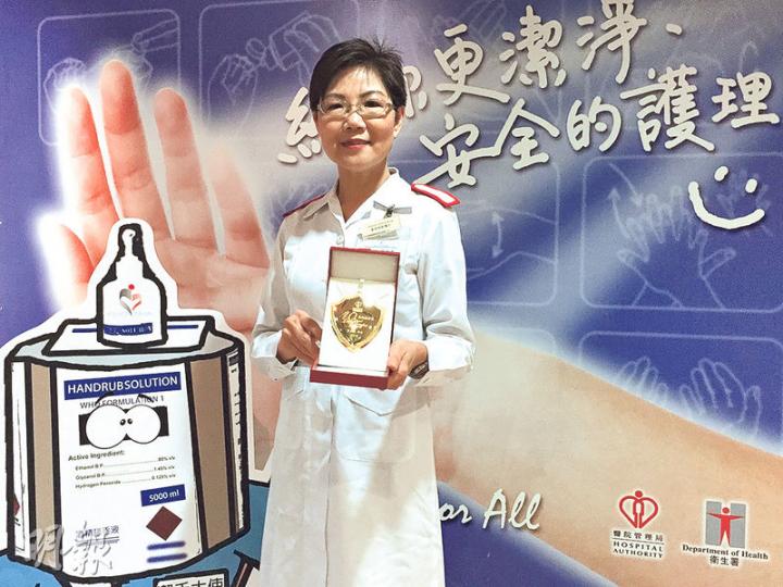 東區醫院感染控制組資深護師葉金笑服務公院40載,最近獲醫管局頒發長期服務獎。她今年2月退休後重返東區醫院協助培訓新人。(邱雅錡攝) 東區醫院感染控制組資深護師葉金笑服務公院40載,最近獲醫管局頒發長期服務獎。她今年2月退休後重返東區醫院協助培訓新人。(邱雅錡攝)