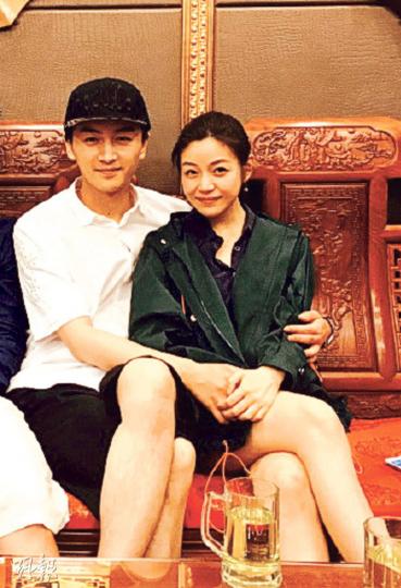 陳曉雙手環抱着陳妍希曬恩愛。(微博圖片)喜帖有一對捧着心形花花的兔仔。(微博圖片)喜帖最特別之處,是以一簡一繁體字、你一句我一句穿插的形式排列,彷彿這段「中台戀」在以後的日子互相密不可分。(微博圖片)「心願是如初見,不相忘,把手牽」,陳曉要拖着陳妍希的手到白頭。(微博圖片)陳曉用食指勾陳妍希下巴,加上兩人的「黑白配」造型,既調皮又有型格。(微博圖片)鄭元暢已收到喜帖及禮餅。(微博圖片) 陳曉雙手環抱着陳妍希曬恩愛。(微博圖片)喜帖有一對捧着心形花花的兔仔。(微博圖片)喜帖最特別之處,是以一簡一繁體字、你一句我一句穿插的形式排列,彷彿這段「中台戀」在以後的日子互相密不可分。(微博圖片)「心願是如初見,不相忘,把手牽」,陳曉要拖着陳妍希的手到白頭。(微博圖片)陳曉用食指勾陳妍希下巴,加上兩人的「黑白配」造型,既調皮又有型格。(微博圖片)鄭元暢已收到喜帖及禮餅。(微博圖片)