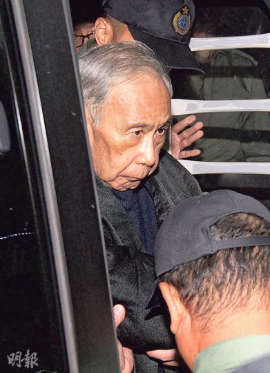 前政務司長、有「橋王」及「肥龍」之稱的許仕仁,昨由囚車押往終審法院申請上訴。他步履蹣跚,而且明顯消瘦了很多,圓潤的臉頰不復見,只剩下凹陷黝黑的皮膚,以及頭上稀疏的白髮。(李紹昌攝) 前政務司長、有「橋王」及「肥龍」之稱的許仕仁,昨由囚車押往終審法院申請上訴。他步履蹣跚,而且明顯消瘦了很多,圓潤的臉頰不復見,只剩下凹陷黝黑的皮膚,以及頭上稀疏的白髮。(李紹昌攝)