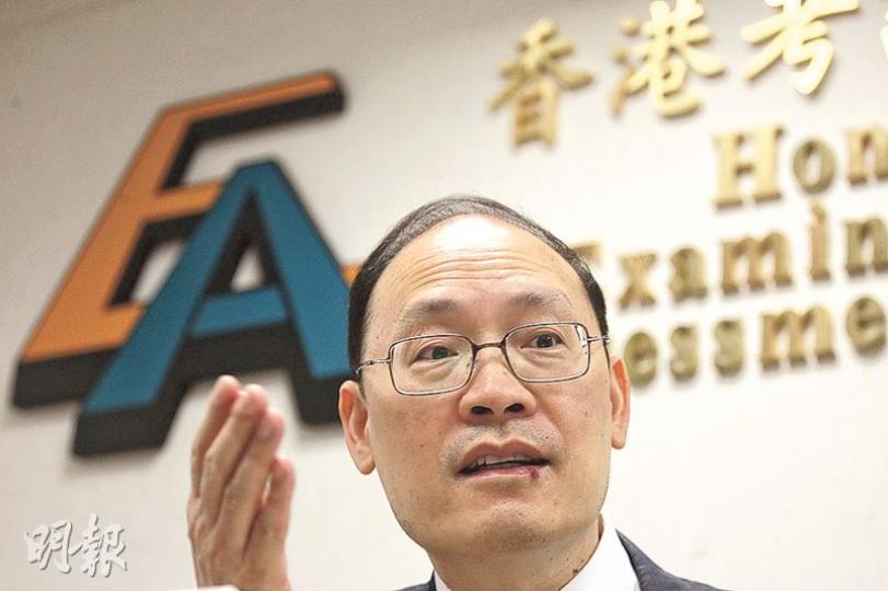 考評局昨匯報今年文憑試情况,秘書長唐創指出,今年考生整體表現進步,雖僅得4名7優狀元,為歷來最少,但因所佔比例極少,故下跌在統計學上沒意義。(李紹昌攝) 考評局昨匯報今年文憑試情况,秘書長唐創指出,今年考生整體表現進步,雖僅得4名7優狀元,為歷來最少,但因所佔比例極少,故下跌在統計學上沒意義。(李紹昌攝)