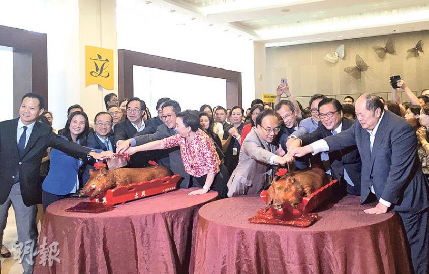 立法會辦茶敘,慰勞立法會秘書處嘅職員,內會主席梁君彥送上兩隻燒豬,議員亦無分黨派,開開心心與職員小聚,感謝佢哋過去4年嘅工作。(何曉勤攝) 立法會辦茶敘,慰勞立法會秘書處嘅職員,內會主席梁君彥送上兩隻燒豬,議員亦無分黨派,開開心心與職員小聚,感謝佢哋過去4年嘅工作。(何曉勤攝)