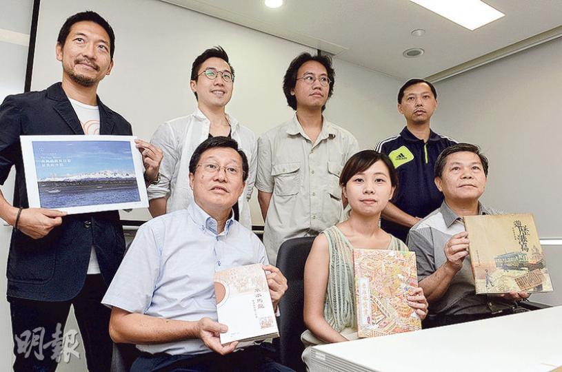 三聯書店書展期間推出新書,當中3本以馬拉松為主題,包括「全城街馬」馬拉松創辦人之一梁百行(後排左一)的《12馬•跑遊7大洲》。(劉焌陶攝)三聯今年推出兩本漫畫家豐子愷的書籍,包括由明川(即小思)1976年著的《豐子愷漫畫選擇》再版書(前左)。(劉焌陶攝) 三聯書店書展期間推出新書,當中3本以馬拉松為主題,包括「全城街馬」馬拉松創辦人之一梁百行(後排左一)的《12馬•跑遊7大洲》。(劉焌陶攝)三聯今年推出兩本漫畫家豐子愷的書籍,包括由明川(即小思)1976年著的《豐子愷漫畫選擇》再版書(前左)。(劉焌陶攝)