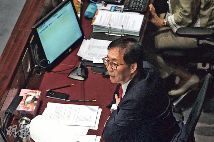 財委會主席陳健波對數項議程未能完成審議表示遺憾,被問到下屆會否再擔任財委會主席,他回應稱「中國人有句說話,見過鬼都怕黑」。(林俊源攝) 財委會主席陳健波對數項議程未能完成審議表示遺憾,被問到下屆會否再擔任財委會主席,他回應稱「中國人有句說話,見過鬼都怕黑」。(林俊源攝)