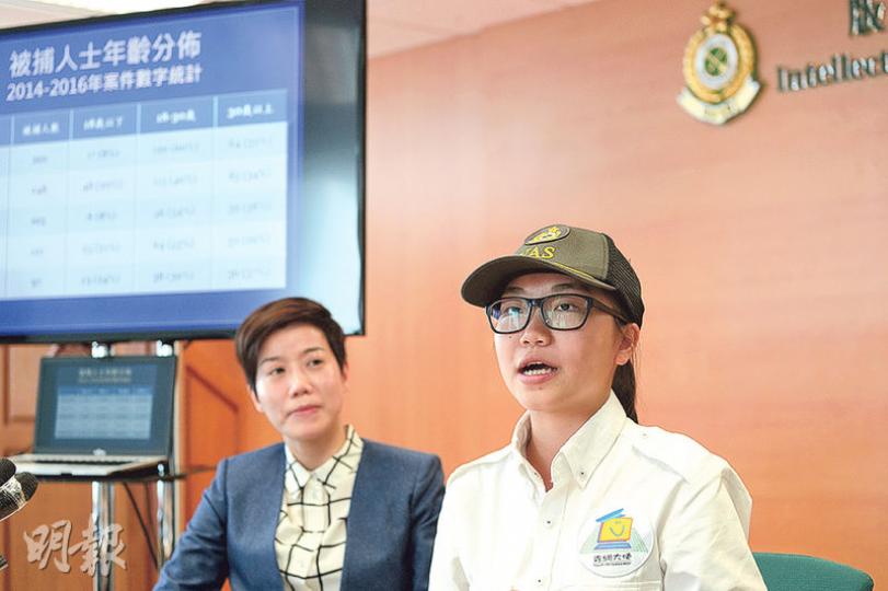 海關助理關長(情報及調查)何珮珊(左)稱,海關關注青少年參與侵權物品買賣,推出「青網大使知識產權專章計劃」等宣揚版權信息。圖右為參與學生之一陳靖昕,她說計劃有助建立良好意識,不買賣冒牌貨。(楊柏賢攝) 海關助理關長(情報及調查)何珮珊(左)稱,海關關注青少年參與侵權物品買賣,推出「青網大使知識產權專章計劃」等宣揚版權信息。圖右為參與學生之一陳靖昕,她說計劃有助建立良好意識,不買賣冒牌貨。(楊柏賢攝)