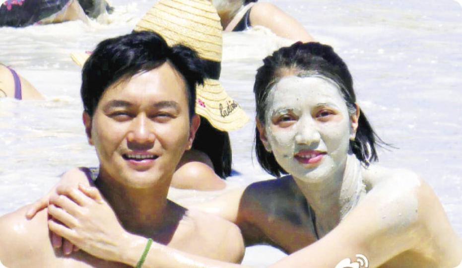 敷滿泥的袁詠儀派福利,大曬白滑香肩箍實老公張智霖,兩人來個浸鴛鴦泥漿浴。(微博圖片)袁詠儀與老公張智霖遊意大利甜蜜蜜。(微博圖片) 敷滿泥的袁詠儀派福利,大曬白滑香肩箍實老公張智霖,兩人來個浸鴛鴦泥漿浴。(微博圖片)袁詠儀與老公張智霖遊意大利甜蜜蜜。(微博圖片)