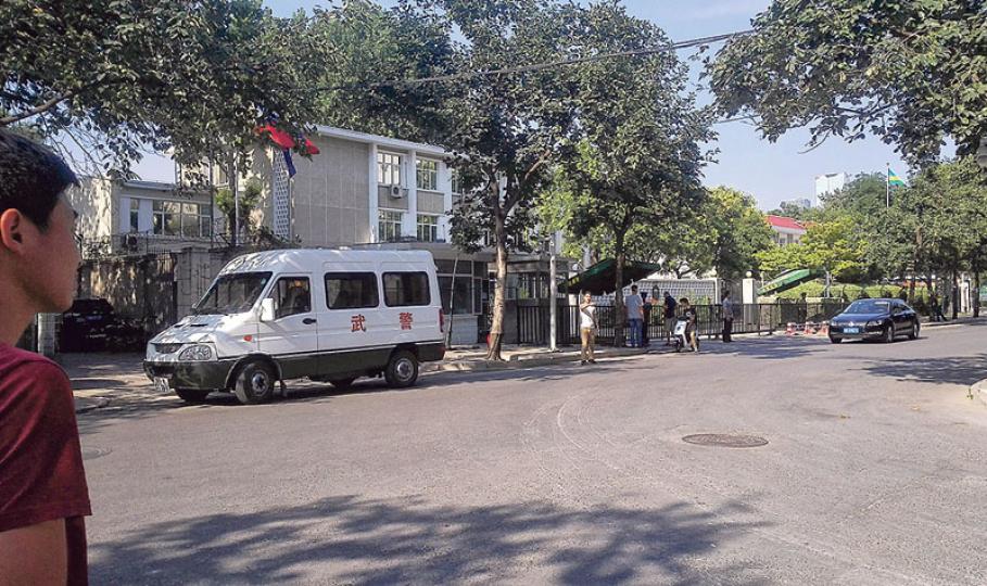 菲律賓駐華使館附近道路昨已解封,僅有武警車輛在附近停泊。(明報記者攝) 菲律賓駐華使館附近道路昨已解封,僅有武警車輛在附近停泊。(明報記者攝)