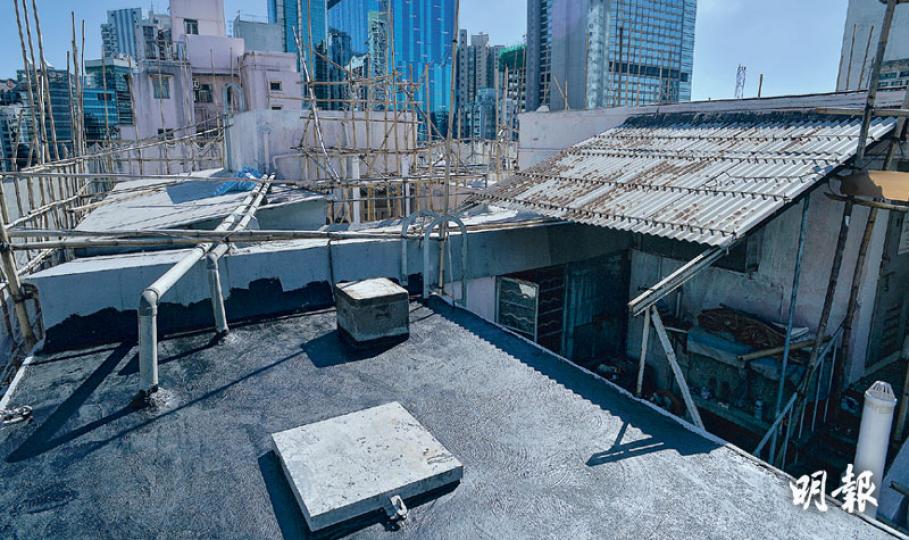 北角利都樓天台共有8個僭建物,屋宇署曾於2014年及2015年發出清拆令,要求業主拆除僭建物,但記者上月底及本月初到天台觀察,僭建物仍未拆除。(蘇智鑫攝)北角利都樓(左)今年大維修,並已參加「樓宇更新大行動」獲房協資助。然而因天台有多個僭建物,無法復修防水層,工程被迫「爛尾」。(馮凱鍵攝)吳太居於利都樓頂層單位,屋內多處天花約10年前開始滲水及剝落,即使曾裝修,剝落情况仍未見改善。(蘇智鑫攝) 北角利都樓天台共有8個僭建物,屋宇署曾於2014年及2015年發出清拆令,要求業主拆除僭建物,但記者上月底及本月初到天台觀察,僭建物仍未拆除。(蘇智鑫攝)北角利都樓(左)今年大維修,並已參加「樓宇更新大行動」獲房協資助。然而因天台有多個僭建物,無法復修防水層,工程被迫「爛尾」。(馮凱鍵攝)吳太居於利都樓頂層單位,屋內多處天花約10年前開始滲水及剝落,即使曾裝修,剝落情况仍未見改善。(蘇智鑫攝)