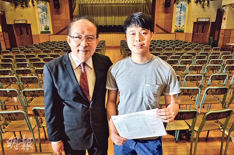 中華傳道會劉永生中學的黃鎮東(右),期望可入讀城市大學商學院,將來找一份收入不錯的工作,改善生活並建立更好的家庭。他十分感激校長鄭德富(左)的照顧,表示校長常借勵志書給他看,他都有一一細讀。(蘇智鑫攝) 中華傳道會劉永生中學的黃鎮東(右),期望可入讀城市大學商學院,將來找一份收入不錯的工作,改善生活並建立更好的家庭。他十分感激校長鄭德富(左)的照顧,表示校長常借勵志書給他看,他都有一一細讀。(蘇智鑫攝)