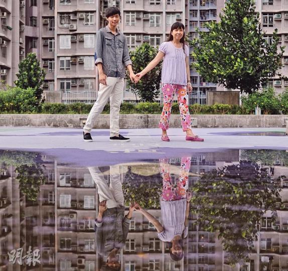 基督教宣道會宣基中學狀元林嘉男(左)生於基層單親家庭,幼時因父親離家曾感害怕,每逢外出都垂下頭、牽緊媽媽的手,獲母親鼓勵漸漸抬起頭做人。作為家中孻仔,他今年滿18歲,且在文憑試考獲6優成績,昨日拖着母親的手,表示是時候照顧媽媽。(馮凱鍵攝) 基督教宣道會宣基中學狀元林嘉男(左)生於基層單親家庭,幼時因父親離家曾感害怕,每逢外出都垂下頭、牽緊媽媽的手,獲母親鼓勵漸漸抬起頭做人。作為家中孻仔,他今年滿18歲,且在文憑試考獲6優成績,昨日拖着母親的手,表示是時候照顧媽媽。(馮凱鍵攝)