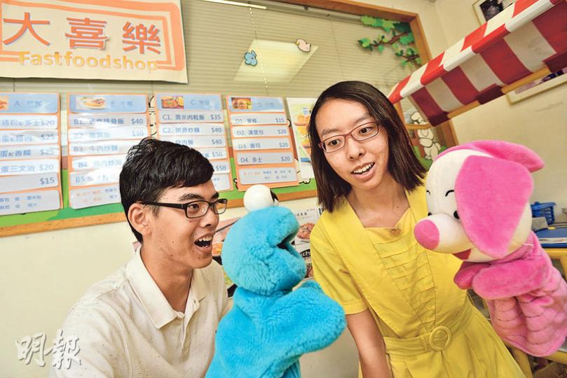 嚴重聽障考生陳永昌(左)及周子晴(右)自幼在宣美語言及聽覺訓練中心接受讀唇訓練,訪問期間能對答如流,不需做手語或靠翻譯員協助,兩人在文憑試中考得好成績。(楊柏賢攝)聖保羅書院的失明學生楊展匡於文憑試取得4科5*,分別為中文、通識、中史及中國文學,父母盼他入讀港大法律系,熱愛中文的他卻心儀中大中文系,他會再向父母表達意願。(馮凱鍵攝)皇仁書院學生丘鈞銘雖患先天脊柱裂病,致行動不便,但仍能在文憑試中奪6優。昨天他拒絕受訪,惟不忘多謝家人、老師、朋友及同學。(李紹昌攝) 嚴重聽障考生陳永昌(左)及周子晴(右)自幼在宣美語言及聽覺訓練中心接受讀唇訓練,訪問期間能對答如流,不需做手語或靠翻譯員協助,兩人在文憑試中考得好成績。(楊柏賢攝)聖保羅書院的失明學生楊展匡於文憑試取得4科5*,分別為中文、通識、中史及中國文學,父母盼他入讀港大法律系,熱愛中文的他卻心儀中大中文系,他會再向父母表達意願。(馮凱鍵攝)皇仁書院學生丘鈞銘雖患先天脊柱裂病,致行動不便,但仍能在文憑試中奪6優。昨天他拒絕受訪,惟不忘多謝家人、老師、朋友及同學。(李紹昌攝)