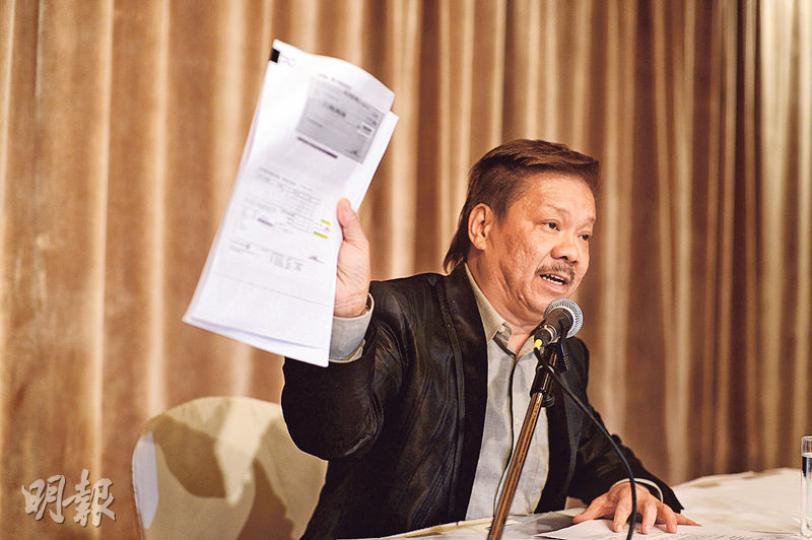 王炳權展示支票及「入數紙」副本,以證明自己於入主California FITNESS的母公司後曾注資2000萬元,惟公司財政惡劣,無力轉虧為盈。(鍾林枝攝)曾於上周五一度停業的北京California FITNESS分店昨仍有營業。據母公司前董事王炳權稱,已有買家表示有意接手營運內地分店,但仍未落實。(明報記者攝) 王炳權展示支票及「入數紙」副本,以證明自己於入主California FITNESS的母公司後曾注資2000萬元,惟公司財政惡劣,無力轉虧為盈。(鍾林枝攝)曾於上周五一度停業的北京California FITNESS分店昨仍有營業。據母公司前董事王炳權稱,已有買家表示有意接手營運內地分店,但仍未落實。(明報記者攝)