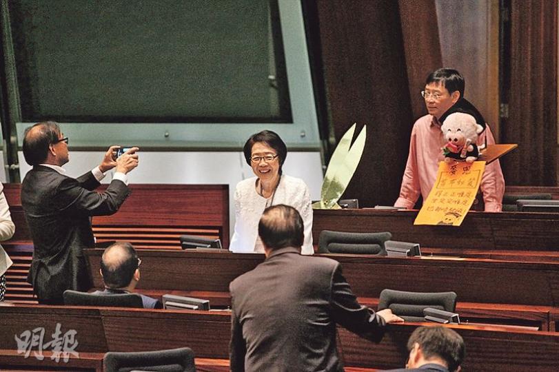 立法會今屆最後一個會期,仍然不時響起點人數鐘聲,議員雖疲於奔命趕回會議廳開會,但臨別依依,部分議員都把握機會在大樓內留影,而民建聯梁志祥(左一)就充當攝影師,替不競逐連任的工聯會陳婉嫻(中)拍照。(李紹昌攝) 立法會今屆最後一個會期,仍然不時響起點人數鐘聲,議員雖疲於奔命趕回會議廳開會,但臨別依依,部分議員都把握機會在大樓內留影,而民建聯梁志祥(左一)就充當攝影師,替不競逐連任的工聯會陳婉嫻(中)拍照。(李紹昌攝)