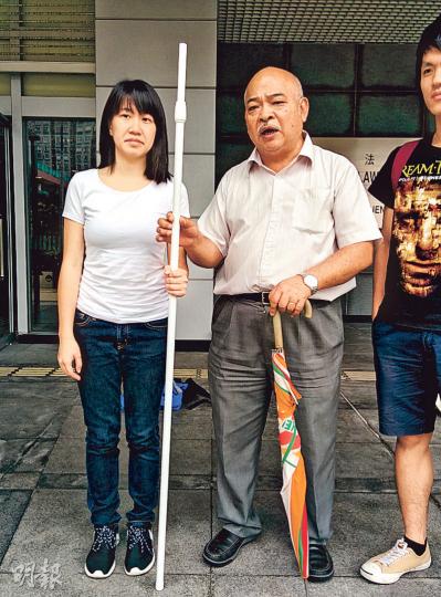 社民連成員曾健成(右)昨到場支持鄧美晶(左),鄧在庭外展示當日攜帶的直幡棍,指當日在石硤尾上車,有職員目睹她入閘亦未阻止,後在九龍塘轉車時在月台被職員截停,她認為直幡棍不會對他人造成危險。(植敏欣攝) 社民連成員曾健成(右)昨到場支持鄧美晶(左),鄧在庭外展示當日攜帶的直幡棍,指當日在石硤尾上車,有職員目睹她入閘亦未阻止,後在九龍塘轉車時在月台被職員截停,她認為直幡棍不會對他人造成危險。(植敏欣攝)