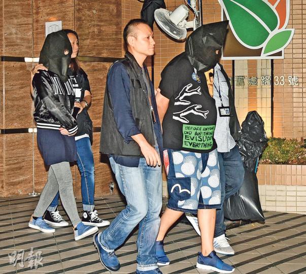 警方前晚於旺角拘捕網上騙案的朱姓疑犯(戴頭套及短褲者)及其妻子(左一),將兩人押返元朗一單位蒐證。身形肥胖的朱,被捕時一身「潮服」打扮。(蔡方山攝)警方拘捕朱姓疑犯及其妻子、母親,並起回一批贓款(左圖),連同其餘在朱某的住所搜出的金表(右圖)、首飾等,共檢走逾百萬元財物。(蔡方山攝)警方扣查懷疑以贓款購入的平治房車及本田私家車。疑犯上月曾為兩車「美容」,分別噴上鍍膜及貼上紫色膠紙。(蔡方山攝) 警方前晚於旺角拘捕網上騙案的朱姓疑犯(戴頭套及短褲者)及其妻子(左一),將兩人押返元朗一單位蒐證。身形肥胖的朱,被捕時一身「潮服」打扮。(蔡方山攝)警方拘捕朱姓疑犯及其妻子、母親,並起回一批贓款(左圖),連同其餘在朱某的住所搜出的金表(右圖)、首飾等,共檢走逾百萬元財物。(蔡方山攝)警方扣查懷疑以贓款購入的平治房車及本田私家車。疑犯上月曾為兩車「美容」,分別噴上鍍膜及貼上紫色膠紙。(蔡方山攝)
