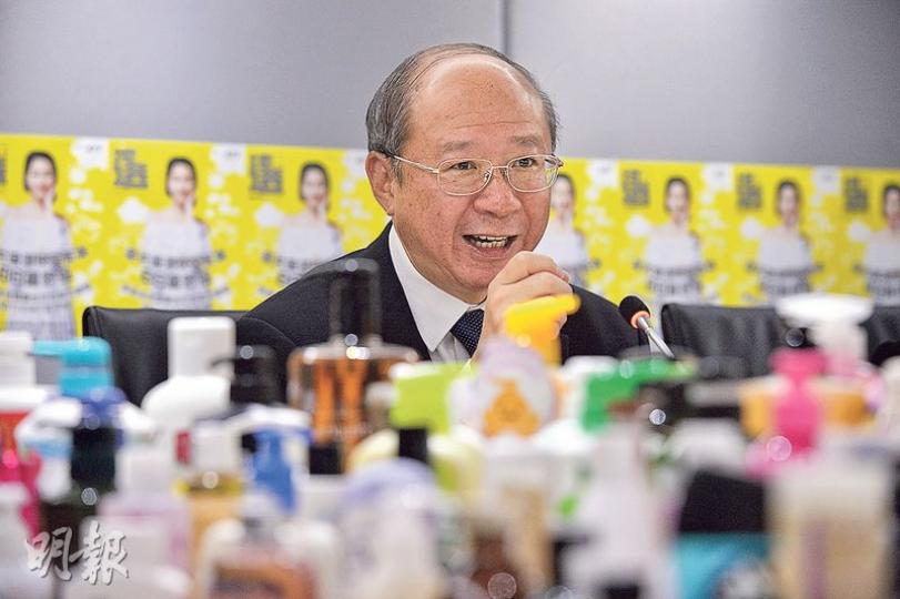 消委會抽查60款沐浴產品,有四成半含過敏物質,逾半含污染物二噁烷。消委會宣傳及社區關係小組主席許敬文(圖)建議皮膚過敏者避免選用含有相關物質的產品,以免因皮膚受刺激而出現紅腫及痕癢。(馮凱鍵攝) 消委會抽查60款沐浴產品,有四成半含過敏物質,逾半含污染物二噁烷。消委會宣傳及社區關係小組主席許敬文(圖)建議皮膚過敏者避免選用含有相關物質的產品,以免因皮膚受刺激而出現紅腫及痕癢。(馮凱鍵攝)