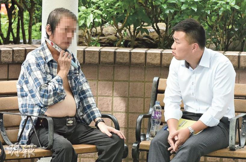 60多歲的男子(左)疑因病厭世及與家人相處不快,昨凌晨到荃灣金門口花園呆坐,報警聲言自殺,並持刀架頸。警方派出談判專家勸說(右),7小時後男子終願放下利刀。(蔡方山攝) 60多歲的男子(左)疑因病厭世及與家人相處不快,昨凌晨到荃灣金門口花園呆坐,報警聲言自殺,並持刀架頸。警方派出談判專家勸說(右),7小時後男子終願放下利刀。(蔡方山攝)