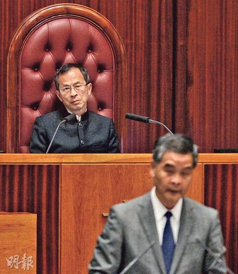 係咪支持特首梁振英(前)連任呢個問題,建制派好難答,立法會主席曾鈺成(後)就教路,答支持曾鈺成就攞晒分。唔知曾主席係咪真係挑機,會落場參選特首呢?(林俊源攝) 係咪支持特首梁振英(前)連任呢個問題,建制派好難答,立法會主席曾鈺成(後)就教路,答支持曾鈺成就攞晒分。唔知曾主席係咪真係挑機,會落場參選特首呢?(林俊源攝)