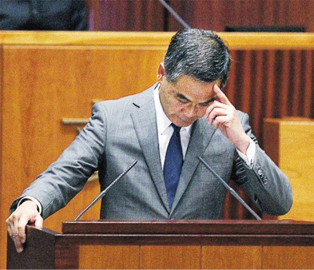 民建聯陳克勤要求梁振英將長者醫療劵、生果金等福利政策劃一至65歲可申領,特首梁振英(圖)聆聽其發問時,一度低頭沉思。(林俊源攝)人民力量陳志全批評廉政公署變成「梁政私署」,他高聲抗議,最終被立法會主席曾鈺成趕離會議廳。(林俊源攝)社民連梁國雄昨出席答問大會時,將諷刺特首梁振英收取UGL公司5000萬元一事製作道具並戴在頭上。(林俊源攝)公民黨楊岳橋指廉署近日發生人事大地震,外界質疑與特首梁振英干預廉署調查其收取UGL 5000萬元有關,要求梁振英公開有關文件。(林俊源攝)工聯會郭偉強昨日手持梁振 民建聯陳克勤要求梁振英將長者醫療劵、生果金等福利政策劃一至65歲可申領,特首梁振英(圖)聆聽其發問時,一度低頭沉思。(林俊源攝)人民力量陳志全批評廉政公署變成「梁政私署」,他高聲抗議,最終被立法會主席曾鈺成趕離會議廳。(林俊源攝)社民連梁國雄昨出席答問大會時,將諷刺特首梁振英收取UGL公司5000萬元一事製作道具並戴在頭上。(林俊源攝)公民黨楊岳橋指廉署近日發生人事大地震,外界質疑與特首梁振英干預廉署調查其收取UGL 5000萬元有關,要求梁振英公開有關文件。(林俊源攝)工聯會郭偉強昨日手持梁振