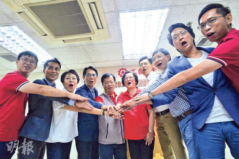 工聯會派出7張名單、共23人參選立法會。工聯會承認選情複雜、難打,但期望可「坐6望7」,贏取7個議席。圖為何啟明(左起)、郭偉强、麥美娟、黃國健、鄭耀棠、林淑儀、吳秋北、王國興、鄧家彪及陸頌雄。(蘇智鑫攝) 工聯會派出7張名單、共23人參選立法會。工聯會承認選情複雜、難打,但期望可「坐6望7」,贏取7個議席。圖為何啟明(左起)、郭偉强、麥美娟、黃國健、鄭耀棠、林淑儀、吳秋北、王國興、鄧家彪及陸頌雄。(蘇智鑫攝)