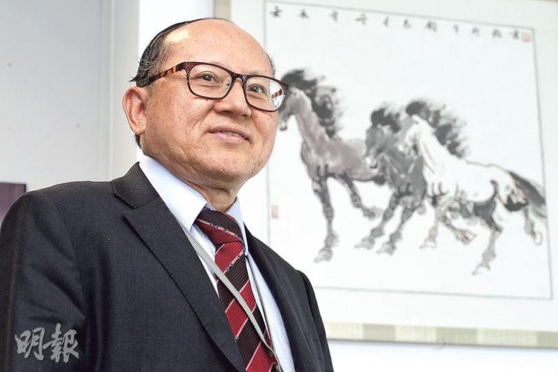 吳亮星有不少言論,以及主持財會強硬「剪布」,都惹來非議,他認為自己不少說法被媒體扭曲,主持財會辛酸亦不足為外人道,家中曾收過附糞便的辱罵信件。(李紹昌攝) 吳亮星有不少言論,以及主持財會強硬「剪布」,都惹來非議,他認為自己不少說法被媒體扭曲,主持財會辛酸亦不足為外人道,家中曾收過附糞便的辱罵信件。(李紹昌攝)