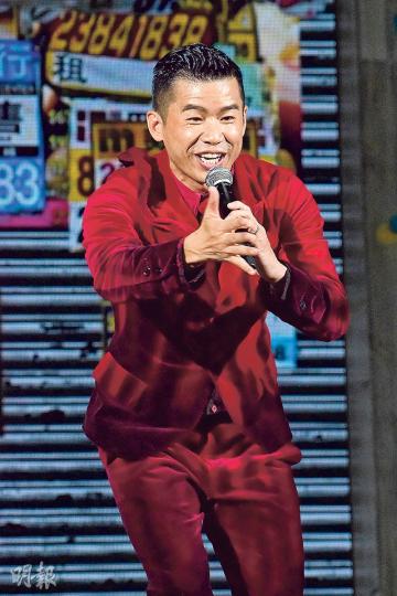 林海峰說﹕「記得當日在TVB化妝間第一眼望到她的時候,第一秒諗到『呢個就係』,而我決定無錯,有她先有我,多謝!」(攝影﹕梁迺楠)台下彭羚被老公愛的宣言冧到又笑又喊(左圖),但愈聽愈感動下忍不住爆喊(右圖)。(攝影﹕梁迺楠)林海峰感激前晚來捧場的楊千嬅幫手拍惡搞短片。(攝影﹕梁迺楠)俞琤是林海峰「永遠伯樂」。(攝影﹕梁迺楠) 林海峰說﹕「記得當日在TVB化妝間第一眼望到她的時候,第一秒諗到『呢個就係』,而我決定無錯,有她先有我,多謝!」(攝影﹕梁迺楠)台下彭羚被老公愛的宣言冧到又笑又喊(左圖),但愈聽愈感動下忍不住爆喊(右圖)。(攝影﹕梁迺楠)林海峰感激前晚來捧場的楊千嬅幫手拍惡搞短片。(攝影﹕梁迺楠)俞琤是林海峰「永遠伯樂」。(攝影﹕梁迺楠)