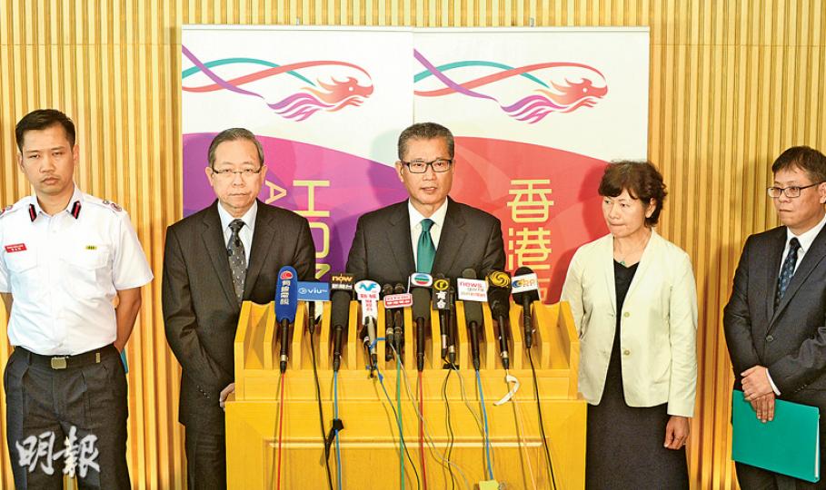 發展局長陳茂波(左三)昨率領官員宣布,加強對違契用途工廈的管制,並公布6幢涉及違契單位的工廈名字,指出向工廈單位業權人發出警告信要求14天內糾正違契用途,否則收回該單位。圖左一署理消防處助理處長(消防安全)曾永鴻、左二為保安局長黎棟國及右一地政總署副署長(專業事務)林惠霞。(鍾林枝攝) 發展局長陳茂波(左三)昨率領官員宣布,加強對違契用途工廈的管制,並公布6幢涉及違契單位的工廈名字,指出向工廈單位業權人發出警告信要求14天內糾正違契用途,否則收回該單位。圖左一署理消防處助理處長(消防安全)曾永鴻、左二為保安局長黎棟國及右一地政總署副署長(專業事務)林惠霞。(鍾林枝攝)