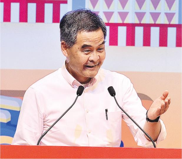 特首梁振英昨日主持荔園開幕儀式前表示,政府要求立法會參選人簽署確認書的做法,「完全是一個依法辦事和體現香港法治的要求。」(楊柏賢攝)立法會主席曾鈺成昨日表示,政府要求參選人簽署新增的「確認書」,政治上有合理性,但認為政府要提出法律上的理據。(鄧宗弘攝) 特首梁振英昨日主持荔園開幕儀式前表示,政府要求立法會參選人簽署確認書的做法,「完全是一個依法辦事和體現香港法治的要求。」(楊柏賢攝)立法會主席曾鈺成昨日表示,政府要求參選人簽署新增的「確認書」,政治上有合理性,但認為政府要提出法律上的理據。(鄧宗弘攝)