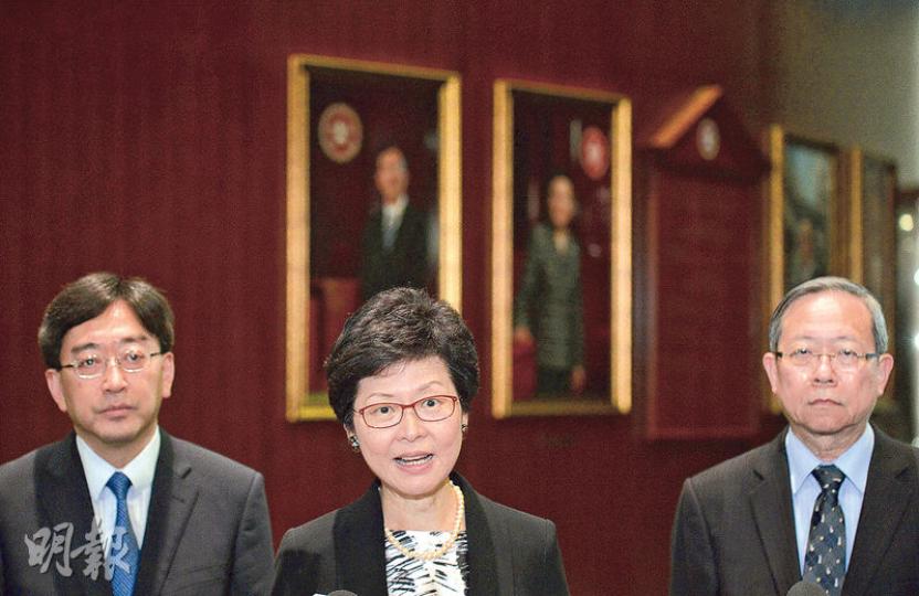 醫委會改革的修例昨午夜在拉布下告吹,政務司長林鄭月娥(中)晚上10時半現身立法會,批評議員「粗暴行徑」令3條草案無疾而終,亦無法進入告別議案,政府堅持不讓步,因不可縱容鼓吹「少數人的暴政」。圖左為食衛局長高永文,右為保安局長黎棟國。(鄧宗弘攝)在立法會外支持醫學界立法會議員梁家騮「拉布」的一批醫生,昨留守至午夜,當立法會宣布休會一刻,多人拍手歡呼,慶祝醫委會改革修例未能通過。(梁杏怡攝)食衛局長高永文昨在最後關頭提出設醫生、病人組織及議員的三方平台,監察醫委會改革進度,但醫學界立法會議員梁家騮( 醫委會改革的修例昨午夜在拉布下告吹,政務司長林鄭月娥(中)晚上10時半現身立法會,批評議員「粗暴行徑」令3條草案無疾而終,亦無法進入告別議案,政府堅持不讓步,因不可縱容鼓吹「少數人的暴政」。圖左為食衛局長高永文,右為保安局長黎棟國。(鄧宗弘攝)在立法會外支持醫學界立法會議員梁家騮「拉布」的一批醫生,昨留守至午夜,當立法會宣布休會一刻,多人拍手歡呼,慶祝醫委會改革修例未能通過。(梁杏怡攝)食衛局長高永文昨在最後關頭提出設醫生、病人組織及議員的三方平台,監察醫委會改革進度,但醫學界立法會議員梁家騮(