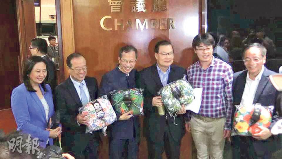 民建聯多名元老離任,黨友向陳鑑林(左二)、曾鈺成(左三)、譚耀宗(左四)及葉國謙(右一)送上禮物。(楊凱力攝)民主黨主席劉慧卿噚日一身搶眼鮮黃色衣著,手執多年前嘅宣傳單張回顧議會生涯。卿姐話黃色代表希望,相信未來同大家後會有期。(鄧宗弘攝) 民建聯多名元老離任,黨友向陳鑑林(左二)、曾鈺成(左三)、譚耀宗(左四)及葉國謙(右一)送上禮物。(楊凱力攝)民主黨主席劉慧卿噚日一身搶眼鮮黃色衣著,手執多年前嘅宣傳單張回顧議會生涯。卿姐話黃色代表希望,相信未來同大家後會有期。(鄧宗弘攝)