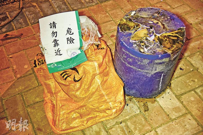 「可疑物體」原由圖左的淺啡色尼龍袋蓋住,貼上「危險 請勿靠近」字句,其實只是一個損毁郵箱的柱躉(圖右)。(蔡方山攝)「可疑物品」(藍圈示)出現在路邊垃圾筒旁地上,警方接報後即封鎖一段廣播道,消防亦開喉戒備,氣氛一度緊張。(蔡方山攝) 「可疑物體」原由圖左的淺啡色尼龍袋蓋住,貼上「危險 請勿靠近」字句,其實只是一個損毁郵箱的柱躉(圖右)。(蔡方山攝)「可疑物品」(藍圈示)出現在路邊垃圾筒旁地上,警方接報後即封鎖一段廣播道,消防亦開喉戒備,氣氛一度緊張。(蔡方山攝)