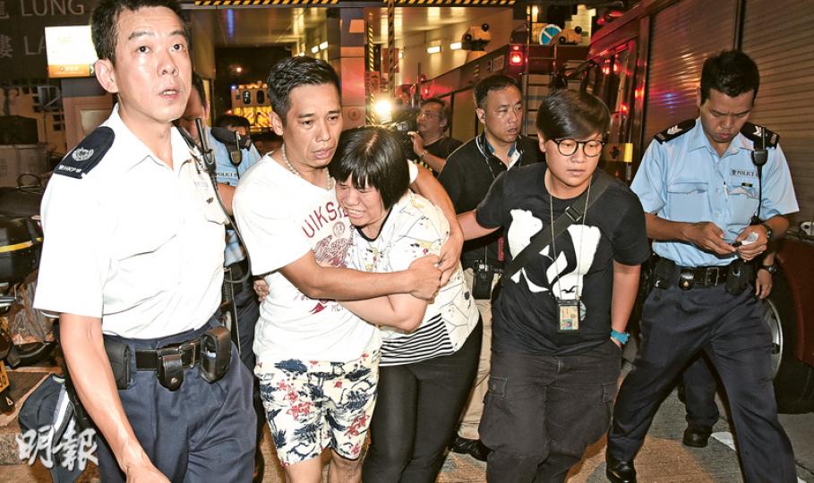 1359室起火單位女戶主(左三)接報趕返,驚聞兒子一家三口慘死後,一度情緒激動痛哭,需由胞弟(左二)緊抱安慰。(蔡方山攝)26歲死者黃志強事發時被指雙手抓緊窗邊鐵枝,欲爬出單位逃離火場,疑雙手不敵火燒痛楚,一時鬆手,墮樓倒斃4樓平台,他被發現時全身赤裸,雙手有被火燒過痕迹。警方事後以膠布蓋着屍首。(蔡方山攝) 1359室起火單位女戶主(左三)接報趕返,驚聞兒子一家三口慘死後,一度情緒激動痛哭,需由胞弟(左二)緊抱安慰。(蔡方山攝)26歲死者黃志強事發時被指雙手抓緊窗邊鐵枝,欲爬出單位逃離火場,疑雙手不敵火燒痛楚,一時鬆手,墮樓倒斃4樓平台,他被發現時全身赤裸,雙手有被火燒過痕迹。警方事後以膠布蓋着屍首。(蔡方山攝)