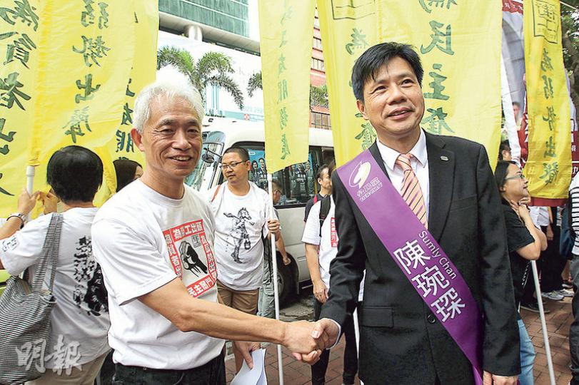 現年63歲的老將街工梁耀忠(左)說,沒想過泛民有超過3隊加入超級區議會戰團,呼籲仍有意加入的泛民為整體着想,首次參戰的公民黨陳琬琛(右)則未擔心泛民票源被分薄。(林俊源攝) 現年63歲的老將街工梁耀忠(左)說,沒想過泛民有超過3隊加入超級區議會戰團,呼籲仍有意加入的泛民為整體着想,首次參戰的公民黨陳琬琛(右)則未擔心泛民票源被分薄。(林俊源攝)