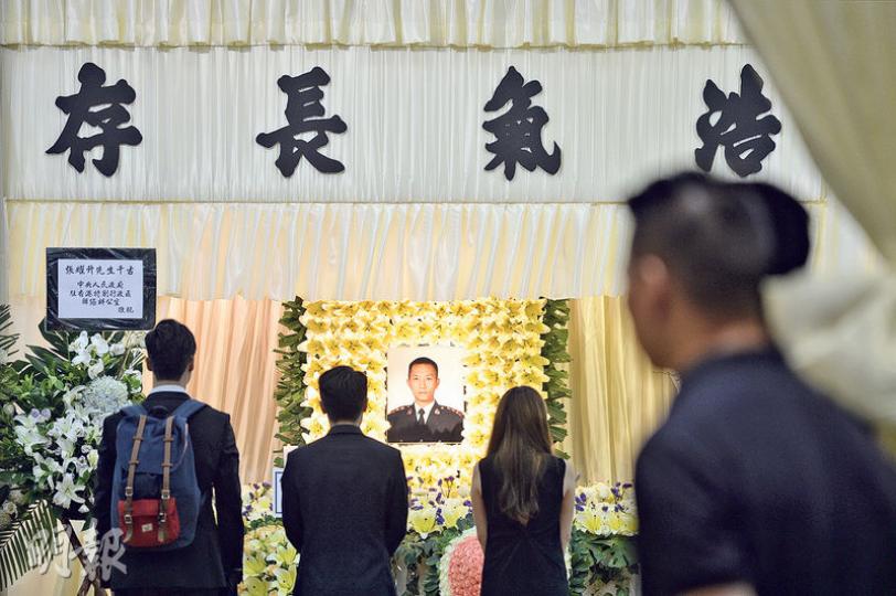 殉職高級消防隊長張耀升昨在紅磡世界殯儀館設靈,靈堂橫匾為「浩氣長存」。(鄧宗弘攝)已退休的關女士(圖)以3天的時間為張耀升自製白色花圈,昨親自送到靈堂。(鄧宗弘攝) 殉職高級消防隊長張耀升昨在紅磡世界殯儀館設靈,靈堂橫匾為「浩氣長存」。(鄧宗弘攝)已退休的關女士(圖)以3天的時間為張耀升自製白色花圈,昨親自送到靈堂。(鄧宗弘攝)