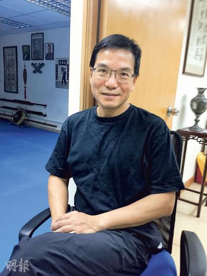 九龍灣源發工業大廈租戶、詠春學社負責人麥廣權(圖)稱,政府針對工廈違契的措施「擾民」,反問﹕「人流幾多先叫多?」(李晉榮攝) 九龍灣源發工業大廈租戶、詠春學社負責人麥廣權(圖)稱,政府針對工廈違契的措施「擾民」,反問﹕「人流幾多先叫多?」(李晉榮攝)