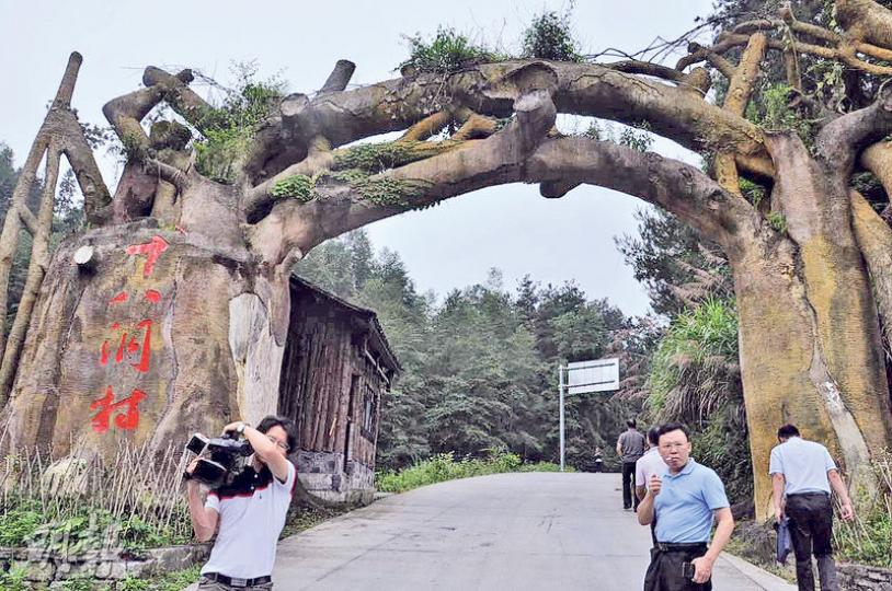 十八洞村位於湘西群山之中,近年成為旅遊熱點,村民生活大為改善。(明報記者攝) 十八洞村位於湘西群山之中,近年成為旅遊熱點,村民生活大為改善。(明報記者攝)