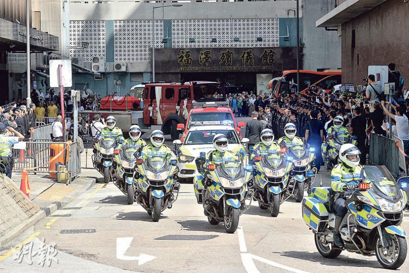 警車•開路——張耀升昨於紅磡世界殯儀館出殯,不少市民到場送別,靈車在多輛警察電單車開路下,前往淘大工業村路祭。(楊柏賢攝)淘大•路祭——張耀升的靈柩由消防車改裝的靈車運送,車上放有兩塊家人設置的心形花牌,昨早約10時駛至淘大工業村路祭。(蘇智鑫攝)鐘響•落更——靈車到達張耀升曾任教官的消防及救護學院,同袍在靈車前敲起三短一長的「落更鐘」。 (賴俊傑攝)迷你倉四級大火中殉職的高級消防隊長張耀升昨日出殯,靈車車隊前往淘大工業村外路祭,有市民特意前來悼念並送別張耀升,亦有市民在大廈外放下鮮花。(蘇智鑫 警車•開路——張耀升昨於紅磡世界殯儀館出殯,不少市民到場送別,靈車在多輛警察電單車開路下,前往淘大工業村路祭。(楊柏賢攝)淘大•路祭——張耀升的靈柩由消防車改裝的靈車運送,車上放有兩塊家人設置的心形花牌,昨早約10時駛至淘大工業村路祭。(蘇智鑫攝)鐘響•落更——靈車到達張耀升曾任教官的消防及救護學院,同袍在靈車前敲起三短一長的「落更鐘」。 (賴俊傑攝)迷你倉四級大火中殉職的高級消防隊長張耀升昨日出殯,靈車車隊前往淘大工業村外路祭,有市民特意前來悼念並送別張耀升,亦有市民在大廈外放下鮮花。(蘇智鑫