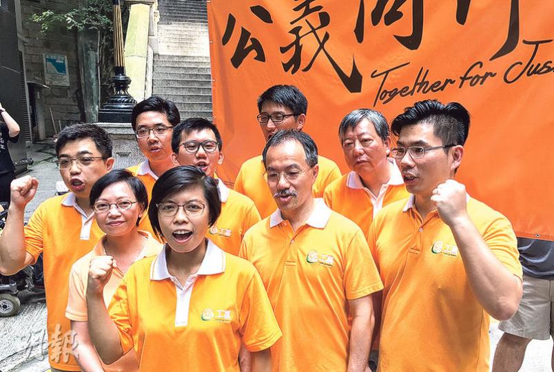 工黨昨日舉行誓師大會,該黨將派出4張名單共9人出選九龍東、新界東、新界西及港島區。主席胡穗珊(前)表示若工黨參選人當選,將會結合議會內外力量,與港人並肩作戰,共同建立新時代。(何曉勤攝) 工黨昨日舉行誓師大會,該黨將派出4張名單共9人出選九龍東、新界東、新界西及港島區。主席胡穗珊(前)表示若工黨參選人當選,將會結合議會內外力量,與港人並肩作戰,共同建立新時代。(何曉勤攝)