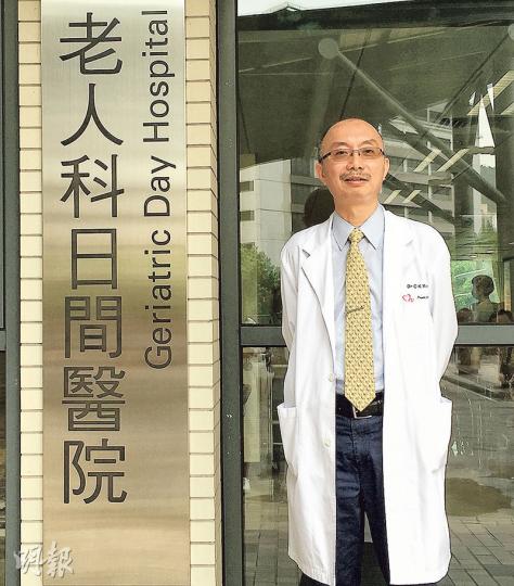 屯門醫院內科及老人科部門主管莫俊強行醫30載,談起家屬無私照顧患病親友時,一度哽咽。(邱雅錡攝) 屯門醫院內科及老人科部門主管莫俊強行醫30載,談起家屬無私照顧患病親友時,一度哽咽。(邱雅錡攝)