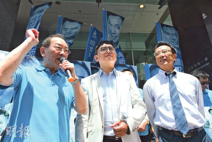 噚日烈日當空,自由黨創黨主席李鵬飛(左)依然喺報名現場為田北俊(右)同李梓敬盡力嗌咪,支持佢哋出選新東。中為計劃出選新西嘅元朗區議員周永勤。(楊柏賢攝) 噚日烈日當空,自由黨創黨主席李鵬飛(左)依然喺報名現場為田北俊(右)同李梓敬盡力嗌咪,支持佢哋出選新東。中為計劃出選新西嘅元朗區議員周永勤。(楊柏賢攝)