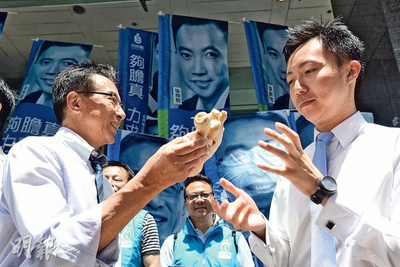 自由黨田北俊(左)及李梓敬昨日報名參選新界東,田將一塊薑交給李,指大家都「夠薑」,有膽識及敢言。(楊柏賢攝)民建聯葛珮帆(中)及參選團隊昨日報名參選新界東,並說已簽妥「確認書」,表明會擁護《基本法》及保證效忠香港特別行政區。(楊柏賢攝) 自由黨田北俊(左)及李梓敬昨日報名參選新界東,田將一塊薑交給李,指大家都「夠薑」,有膽識及敢言。(楊柏賢攝)民建聯葛珮帆(中)及參選團隊昨日報名參選新界東,並說已簽妥「確認書」,表明會擁護《基本法》及保證效忠香港特別行政區。(楊柏賢攝)