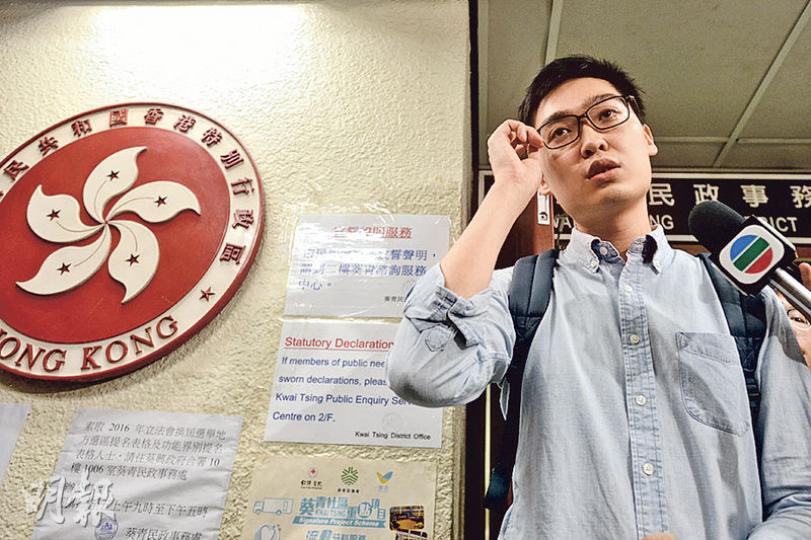 香港民族黨陳浩天(圖)昨報名參選立法會新界西,說不會簽署確認書,指是「多餘」,並會繼續在選舉工程中宣揚港獨理念,「睇吓政府到時會否告我」。(楊柏賢攝)曾表明個人身分支持港獨的青年新政游蕙禎(圖)昨報名參選九龍西。游批評「確認書」安排是變相篩選政見不同的參選人,指現階段不會簽署。(楊康琪攝) 香港民族黨陳浩天(圖)昨報名參選立法會新界西,說不會簽署確認書,指是「多餘」,並會繼續在選舉工程中宣揚港獨理念,「睇吓政府到時會否告我」。(楊柏賢攝)曾表明個人身分支持港獨的青年新政游蕙禎(圖)昨報名參選九龍西。游批評「確認書」安排是變相篩選政見不同的參選人,指現階段不會簽署。(楊康琪攝)