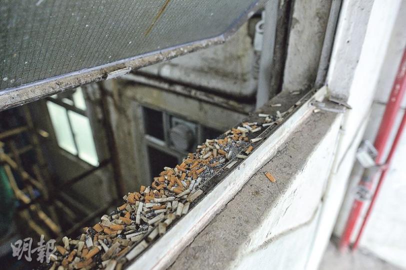 鰂魚涌華廈工業大廈為最多迷你倉的舊式工廈之一,本報發現其中一層後樓梯窗邊佈滿煙頭,部分消防栓亦有生鏽。(明報記者攝)市面上的迷你倉為一個個密封空間,四邊被鐵板圍封,部分迷你倉上蓋為鐵絲網蓋,不完全密封,從上方看內裏堆滿雜物。圖為北角海景大廈其中一迷你倉。(明報記者攝) 鰂魚涌華廈工業大廈為最多迷你倉的舊式工廈之一,本報發現其中一層後樓梯窗邊佈滿煙頭,部分消防栓亦有生鏽。(明報記者攝)市面上的迷你倉為一個個密封空間,四邊被鐵板圍封,部分迷你倉上蓋為鐵絲網蓋,不完全密封,從上方看內裏堆滿雜物。圖為北角海景大廈其中一迷你倉。(明報記者攝)
