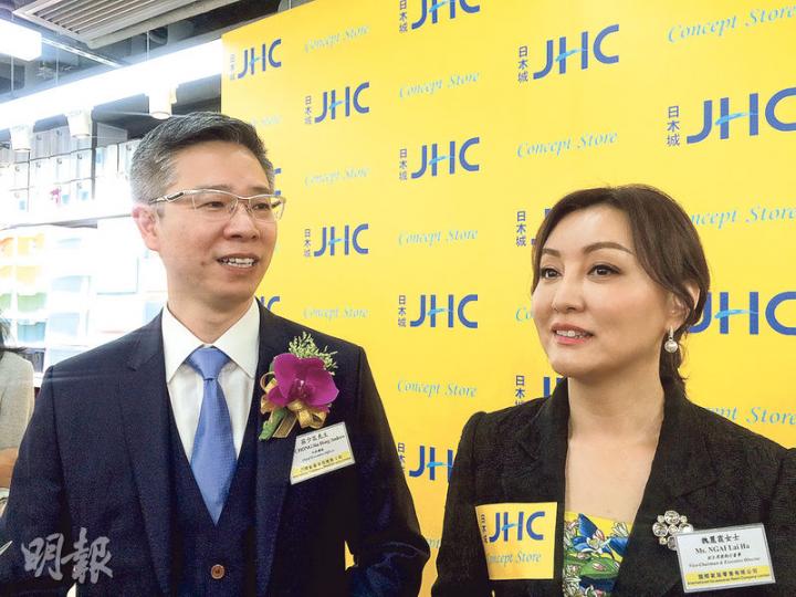 國際家居零售行政總裁莊少匡(左)表示,雖然本港零售市道持續疲弱,惟集團2016財年下半年營業表現較上半年樂觀,今財年計劃新增5至10間日本城分店。圖右為集團副主席魏麗霞。(邱曉欣攝) 國際家居零售行政總裁莊少匡(左)表示,雖然本港零售市道持續疲弱,惟集團2016財年下半年營業表現較上半年樂觀,今財年計劃新增5至10間日本城分店。圖右為集團副主席魏麗霞。(邱曉欣攝)